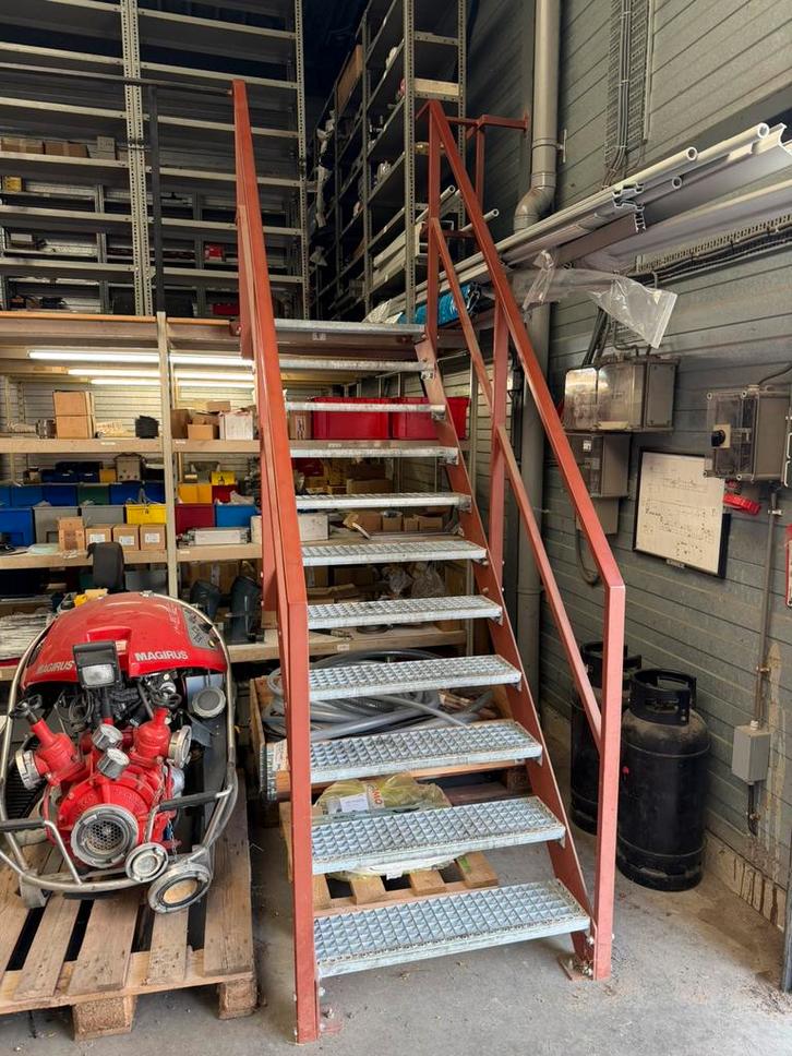 Te koop een Bedrijfstrap 11 Tredes 2.10 mtr Hoog zgan, Doe-het-zelf en Bouw, Ladders en Trappen, Zo goed als nieuw, Ophalen