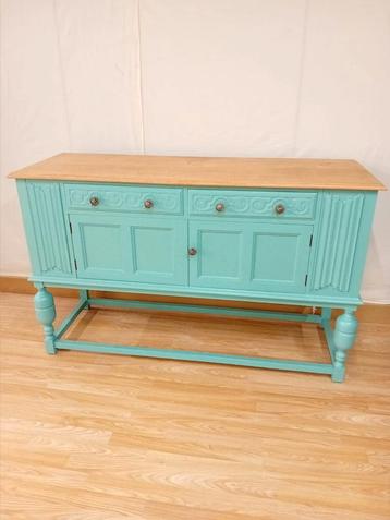 Een lang dressoir met geheime deur  beschikbaar voor biedingen