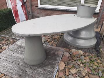 Grote polyester tuintafel met bloembak beschikbaar voor biedingen