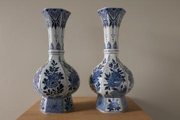 Twee vazen Delfts aardewerk beschikbaar voor biedingen