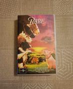 VHS - Babe - Een buitengewone big - Universal - €1, CD & DVD, Tous les âges, Utilisé, Enlèvement ou Envoi, Dessins animés et Film d'animation