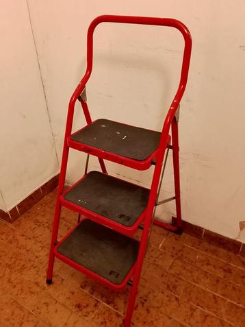 OPVOUWBARE TRAPLADDER MET 3 TREDEN beschikbaar voor biedingen
