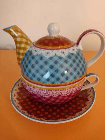 Theepot met tas en bord beschikbaar voor biedingen