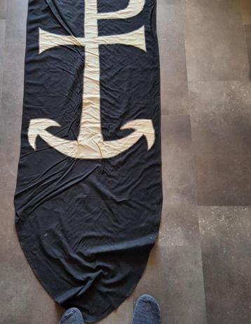 Pax Christie met Anker op zwart doek aan gordijnstok beschikbaar voor biedingen