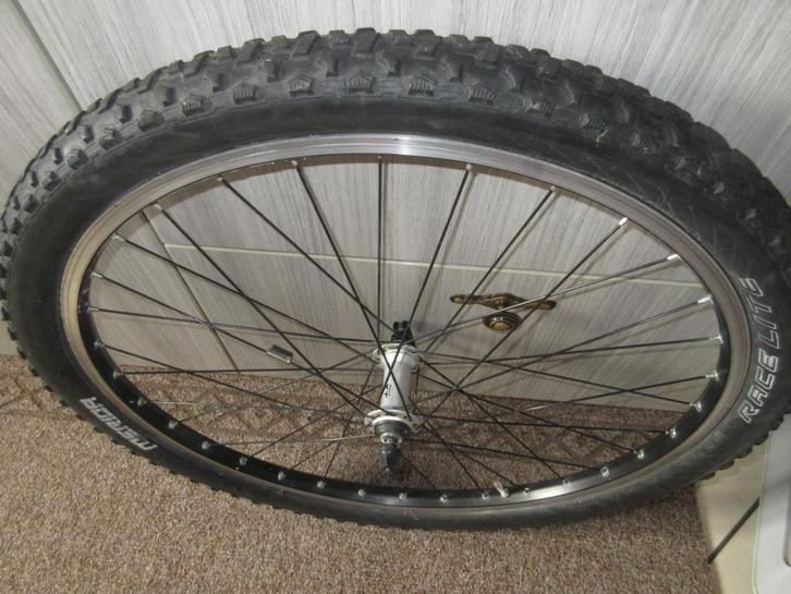 Voorwiel 26X21(51-559)met snelsluiting merida elite band, Fietsen en Brommers, Fietsonderdelen, Zo goed als nieuw, Mountainbike