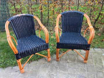 Lot de 2 chaises en rotin  disponible aux enchères