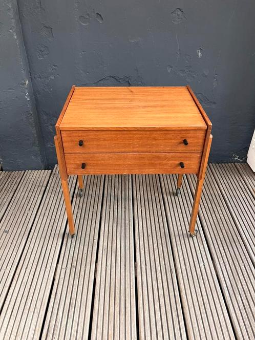 Heel leuk vintage naaikastje van teakhout op wieltjes., Hobby en Vrije tijd, Naaimachines en Toebehoren, Zo goed als nieuw, Accessoires