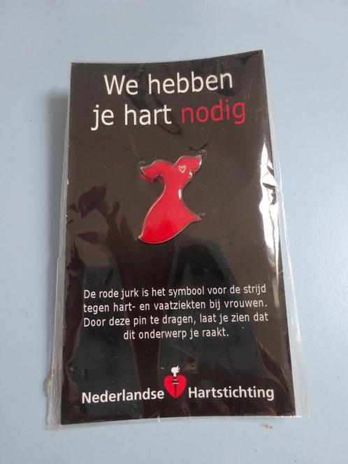 Pin rode jurk Nederlandse Hartstichting nieuw PIN hart nodig, Collections, Broches, Pins & Badges, Neuf, Insigne ou Pin's, Autres sujets/thèmes
