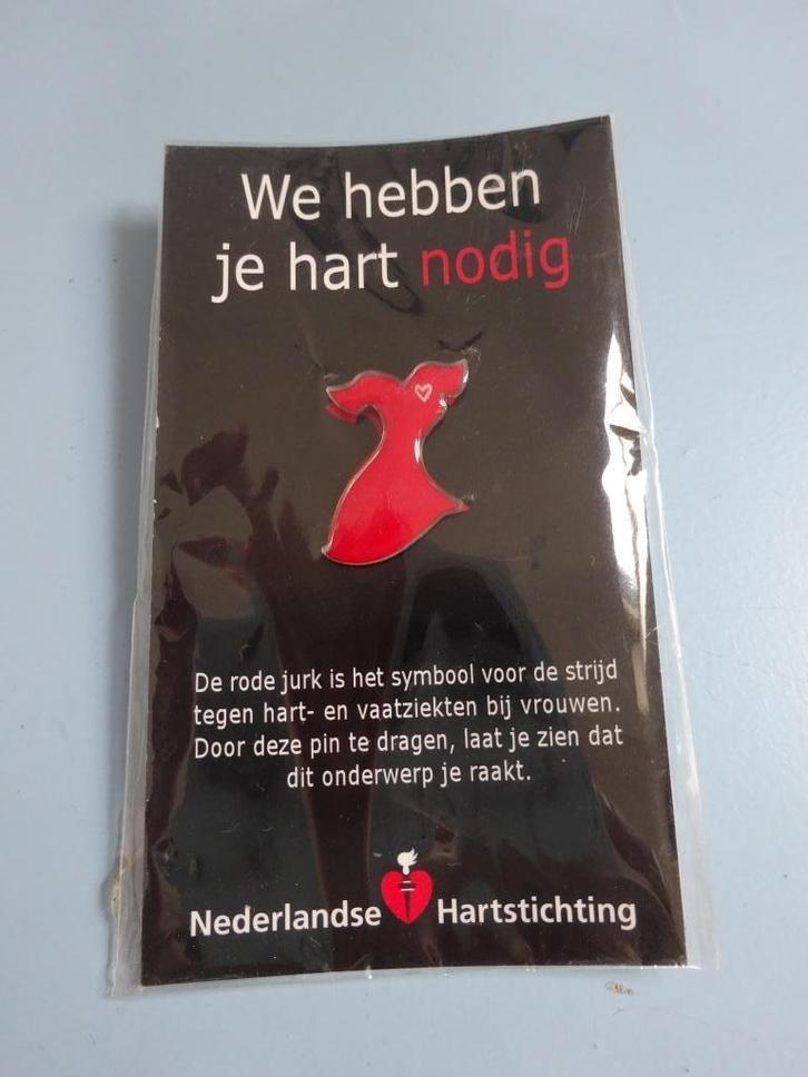 Pin rode jurk Nederlandse Hartstichting nieuw PIN hart nodig, Verzamelen, Speldjes, Pins en Buttons, Nieuw, Speldje of Pin, Overige onderwerpen