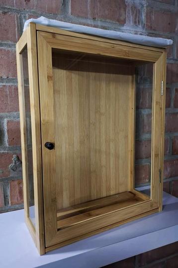 Vitrine Kastje beschikbaar voor biedingen