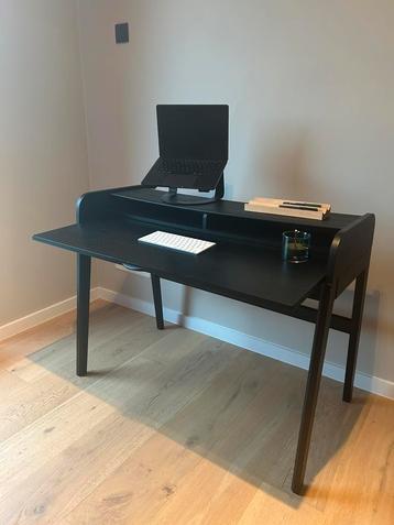 Bureau zuiver zwart beschikbaar voor biedingen