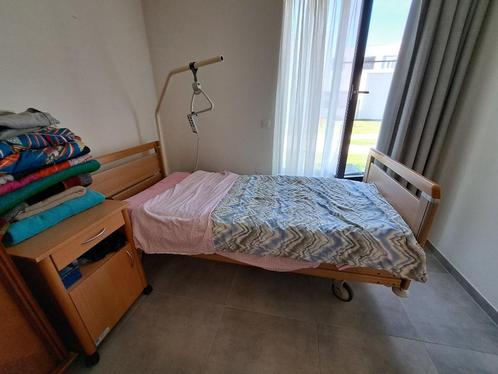 VERKOCHT Ziekenhuisbed met nachtkastje, Diversen, Verpleegmiddelen, Zo goed als nieuw, Ophalen