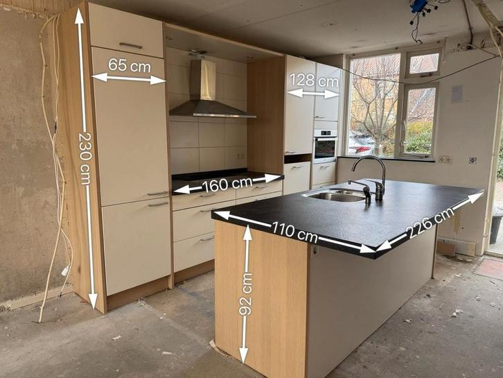 Uitgeruste keuken met centraal eiland, Huis en Inrichting, Keuken | Complete keukens, Graniet of Steen, Met kookeiland, Ophalen