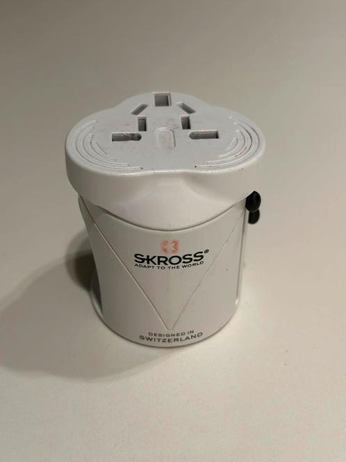 Skross world travel adapter, Doe-het-zelf en Bouw, Elektriciteit en Kabels, Zo goed als nieuw, Ophalen