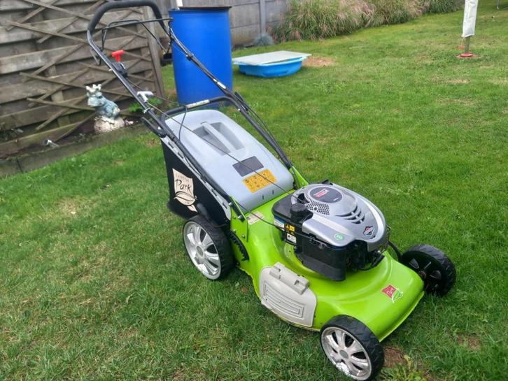 zelftrekker benzine grasmaaier met BRIGGS & STRATTON motor, Tuin en Terras, Grasmaaiers, Gebruikt, Benzine-grasmaaier, 50 cm of meer