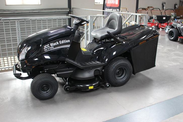 Gratis thuisbezorgd JCC black edition 2 cilinder power, Tuin en Terras, Zitmaaiers, Nieuw, 90 tot 120 cm, Elektrische starter