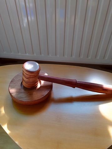 Voorzittershamer, rechter hamer, hamerbijeenkomsten coördine beschikbaar voor biedingen