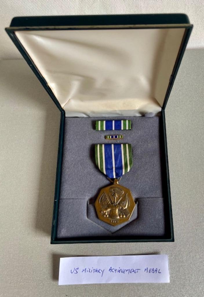 Te koop: US Military Achievement Medal, Verzamelen, Militaria | Algemeen, Overige soorten, Lintje, Medaille of Wings, Ophalen of Verzenden