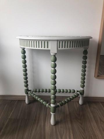 Gepimpt sidetable beschikbaar voor biedingen