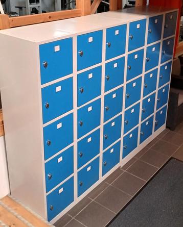 Casier industriel 15 cases – 3 colonnes – très bon état beschikbaar voor biedingen