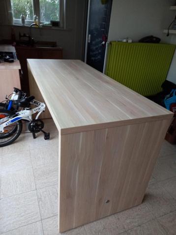 Hoge tafel met zitblokken beschikbaar voor biedingen