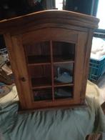 Une petite vitrine en bois, Enlèvement