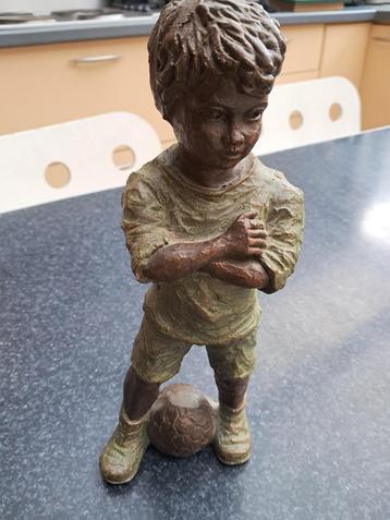 beeld jongen met voetbal, keramiek, handgemaakt, Geert Kunen beschikbaar voor biedingen