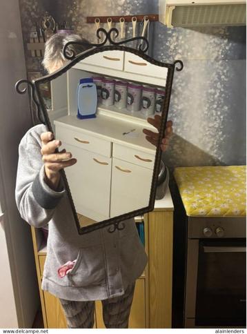 Spiegel met smeedijzer beschikbaar voor biedingen