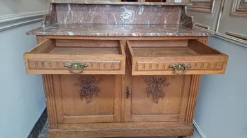 Commode marmer beschikbaar voor biedingen