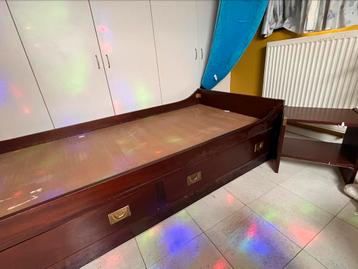 Mooie slaapkamer: bed, 2 nachtkastjes en kast beschikbaar voor biedingen