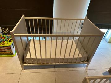 Babybedje met matras beschikbaar voor biedingen