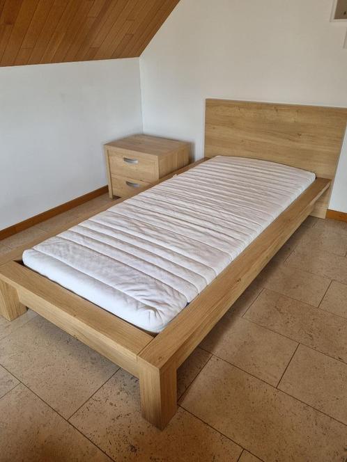 Modern bed + matras afneembare hoes in nieuwe staat 150 euro, Huis en Inrichting, Slaapkamer | Bedden, Zo goed als nieuw, Eenpersoons