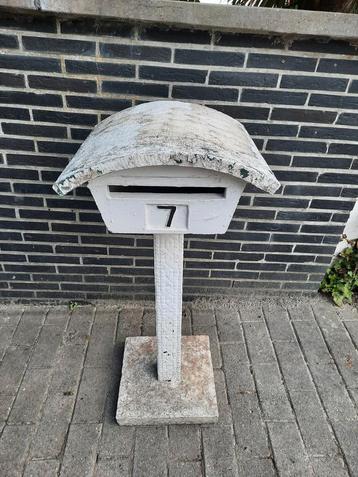 Vintage brievenbus in beton gratis! Moet dringend weg beschikbaar voor biedingen