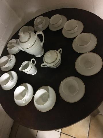 Wit porcelein koffie servies beschikbaar voor biedingen