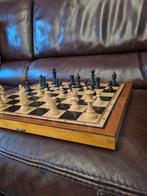 Vintage schaakspel met houten pionnen en Bord, Hobby en Vrije tijd, Gezelschapsspellen | Bordspellen, Ophalen of Verzenden, Gebruikt