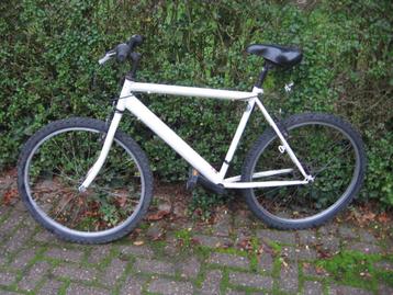 26 inch witte mountainbike met versnellingen beschikbaar voor biedingen