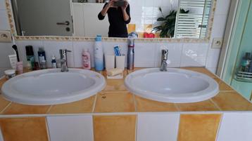2 ingebouwde wastafels van acryl met mengkranen en afvoeren beschikbaar voor biedingen