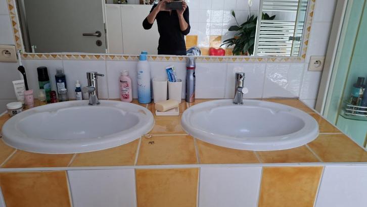 2 ingebouwde wastafels van acryl met mengkranen en afvoeren, Doe-het-zelf en Bouw, Sanitair, Gebruikt, Wastafel, Chroom, Ophalen