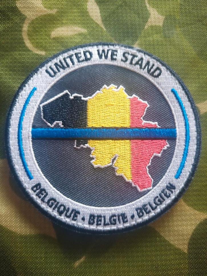 Belgian Blue Line-badge Lees de aankondiging, Verzamelen, Militaria | Algemeen, Rijkswacht, Embleem of Badge, Ophalen of Verzenden