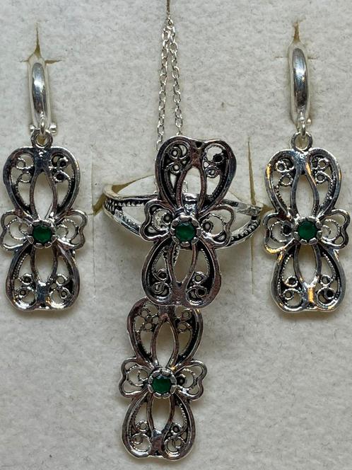 Zilveren set met smaragd (oorbellen hanger en ring), Handtassen en Accessoires, Oorbellen, Nieuw, Knopjes of Stekers, Zilver, Overige kleuren
