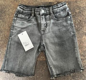 MOLO grijze jeansshort (maat 140) disponible aux enchères