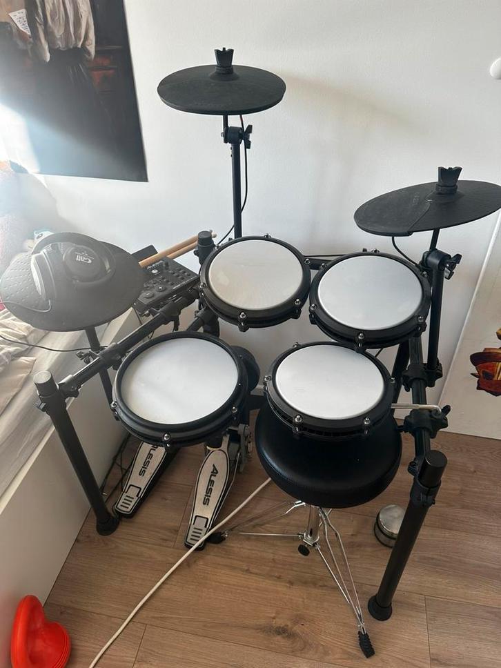 Alesis Nitro Max ( batterie électrique ), Muziek en Instrumenten, Drumstellen en Slagwerk, Zo goed als nieuw, Ophalen