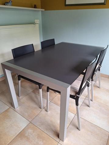 Keukentafel + 4 bijhorende stoelen. beschikbaar voor biedingen