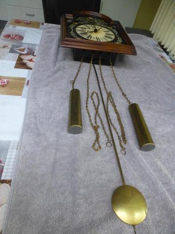 oude hangklok met slinger beschikbaar voor biedingen