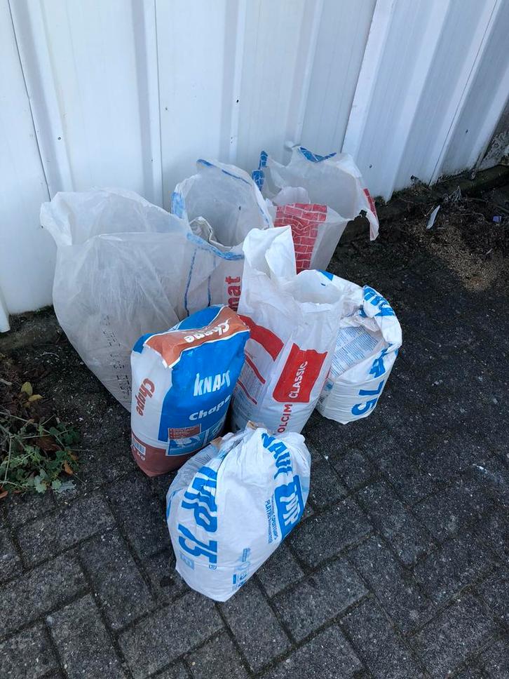 Gratis - Overschot (cement, chape, spuitgips), Doe-het-zelf en Bouw, Overige Doe-Het-Zelf en Bouw, Zo goed als nieuw, Ophalen