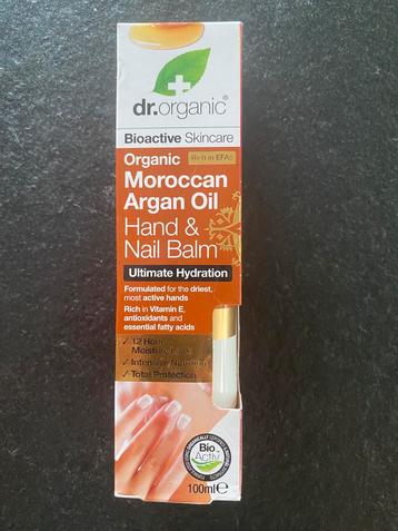 Hand en nagelverzorging beschikbaar voor biedingen