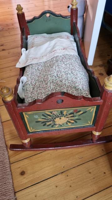 Antiek houten poppenwiegje met handbeschildering beschikbaar voor biedingen