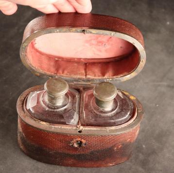 Antieke cassette met parfumflesjes beschikbaar voor biedingen