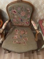 Dit is een Louis XV-stijl fauteuil met een gobelin-bekleding, Ophalen