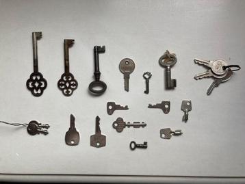 Assortiment oude sleutels beschikbaar voor biedingen